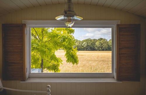 Maidenhead Apartment | Serene Getaway - The Shepherds Hut with Hot Tub