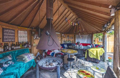 Maidenhead Apartment | Serene Getaway - The Shepherds Hut with Hot Tub