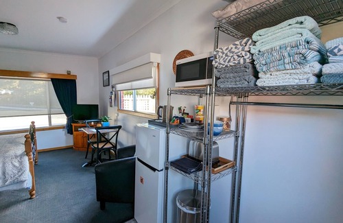 Rosetta Apartment | Idyllic Retreat: Recharge in Our Kitchen-Equipped Haven