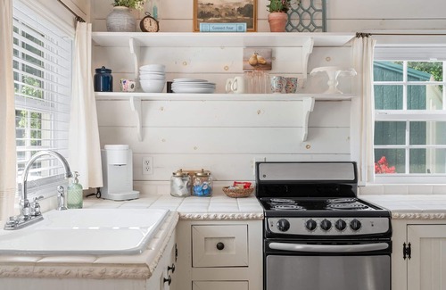 Blue Eye Cottage | Relaxing Retreat | Woods, WiFi, Porch, and Serenity