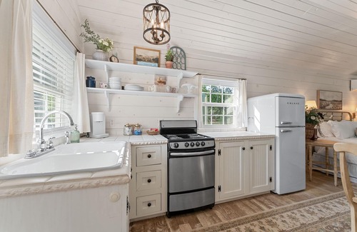 Blue Eye Cottage | Relaxing Retreat | Woods, WiFi, Porch, and Serenity