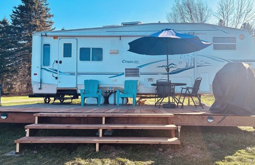 Queens County House | Relaxing River Getaway