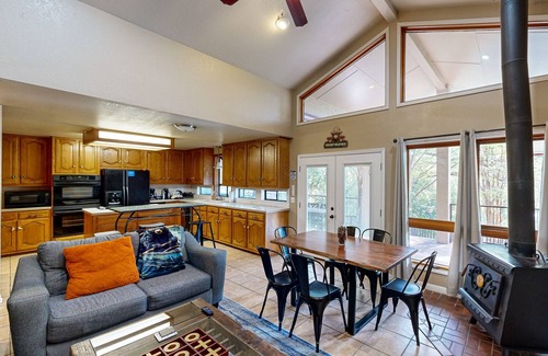 New Braunfels House | Relaxing riverfront property with a main home and lodge