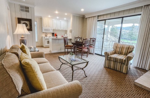 Napa Condo | Romantic 1 Bedroom Condo with Pool in Wine Country