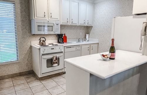 Napa Condo | Romantic 1 Bedroom Condo with Pool in Wine Country