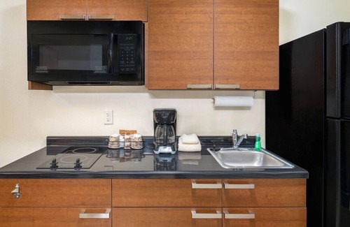 Rapid City Hotel | Relaxing Room! Full Kitchen & Comfy Bedding! Pets Allowed, Near Dinosaur Park!