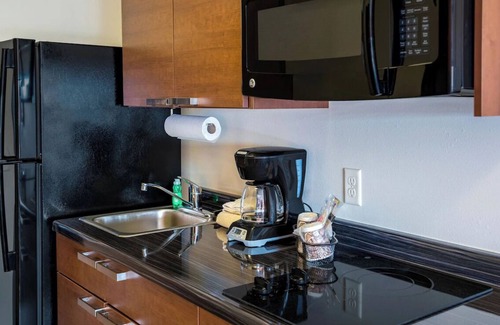 Rapid City Hotel | Relaxing Room! Full Kitchen & Comfy Bedding! Pets Allowed, Near Dinosaur Park!