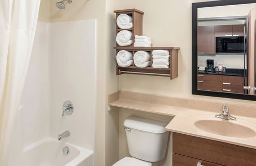 Rapid City Hotel | Relaxing Room! Full Kitchen & Comfy Bedding! Pets Allowed, Near Dinosaur Park!
