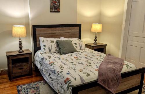 Cumberland House | Cozy Flat at Hambright's Alley! Perfect for Cyclists!