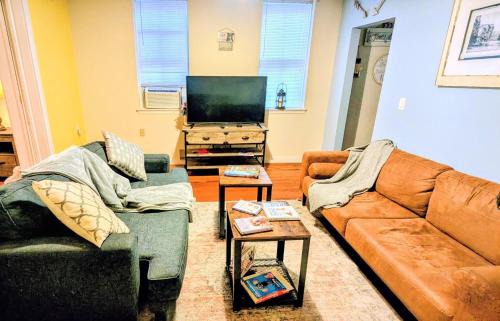 Cumberland House | Cozy Flat at Hambright's Alley! Perfect for Cyclists!