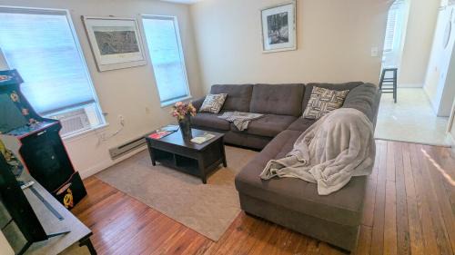 Cumberland House | Charming Flat at Hambright's Alley - Steps to Downtown
