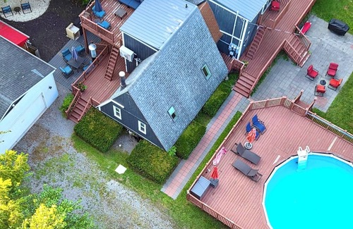 Findlay Ski Chalet | Tranquil 1 Bedroom Retreat with Private Hot Tub & Pool