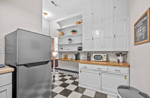 St. Charles Apartment | Stylish South Main Apartment with Pet-Friendly Amenities