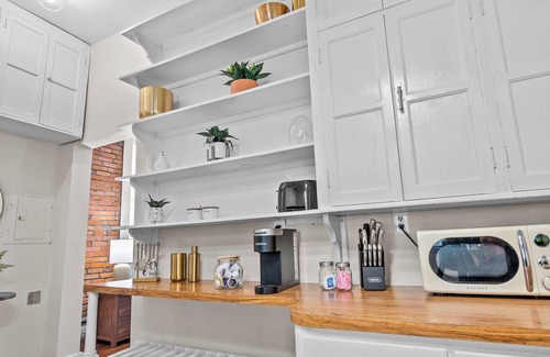 St. Charles Apartment | Stylish South Main Apartment with Pet-Friendly Amenities