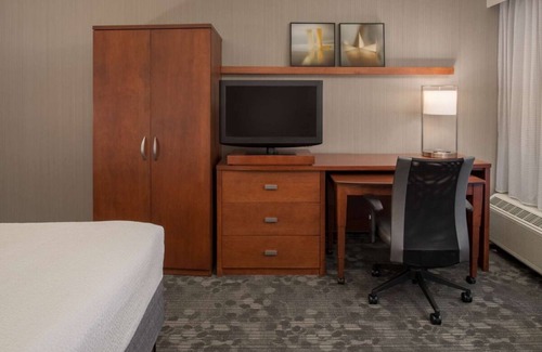 Bridle Trails Resort | Relaxing Getaway Near Seattle Aquarium with Indoor Pool