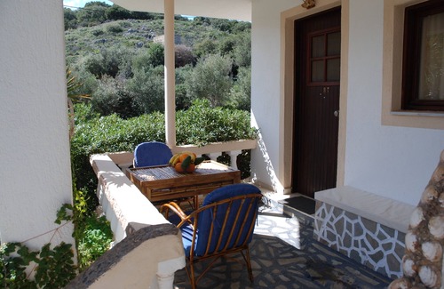 Ammoudara Villa | Tranquil Studio with Garden Veranda & Pool Access