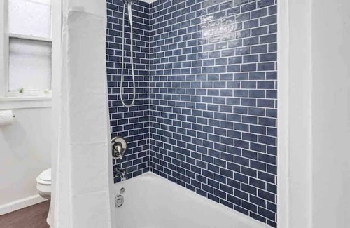 St. Louis Apartment | Sunny Apartment with Kitchen - Ideal for Extended Stays!