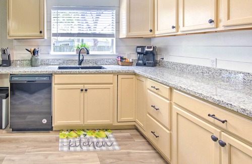 Tomball House | Relaxing Tomball Retreat: Walk to Main Street