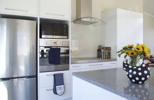 New Plymouth House | Discover Buller Prime: Oceanfront Escape with Breakfast