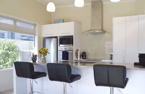 New Plymouth House | Discover Buller Prime: Oceanfront Escape with Breakfast