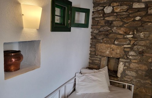Astris House | Relaxing Traditional House with Family-Friendly Amenities