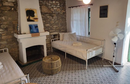 Astris House | Relaxing Traditional House with Family-Friendly Amenities