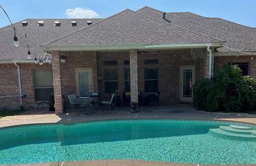 Los Fresnos House | Relaxing waterfront retreat close to the beach, SpaceX and Mexico!