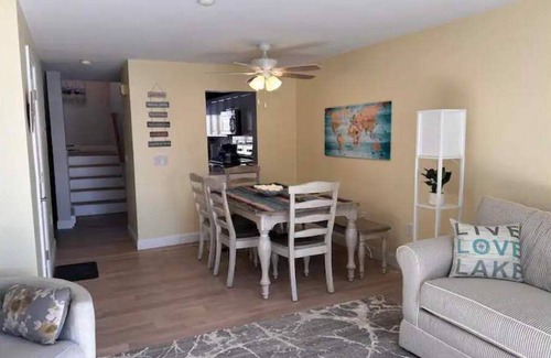 Laconia House | Serene Winnipesaukee Condo with Pool and Ocean Views