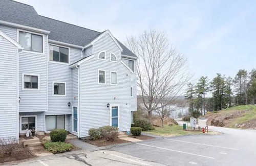 Laconia House | Serene Winnipesaukee Condo with Pool and Ocean Views