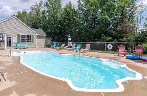 Laconia House | Serene Winnipesaukee Condo with Pool and Ocean Views