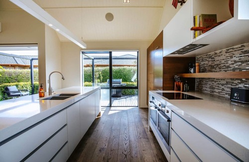 Wanaka House | Beautiful Black Peak View - Family-Friendly & Breakfast Included