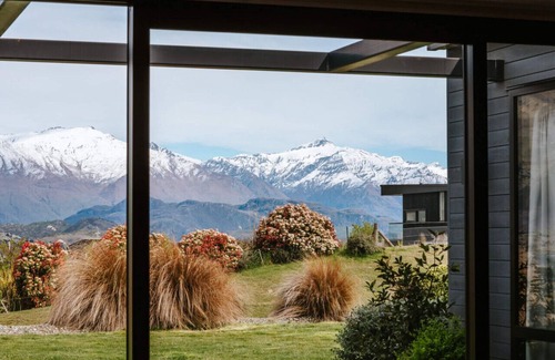 Wanaka House | Beautiful Black Peak View - Family-Friendly & Breakfast Included