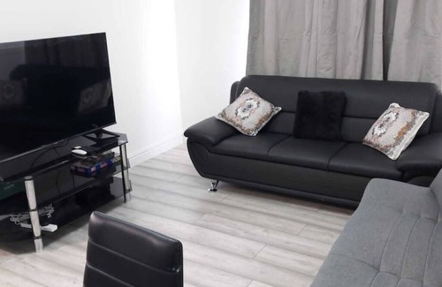 River House | Remaj Service Accommodation 3 Bedrooms, 6 Beds Sleep 7