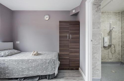 Basildon Apartment | Remaj Serviced Accommodation: Family-Friendly & Free Parking