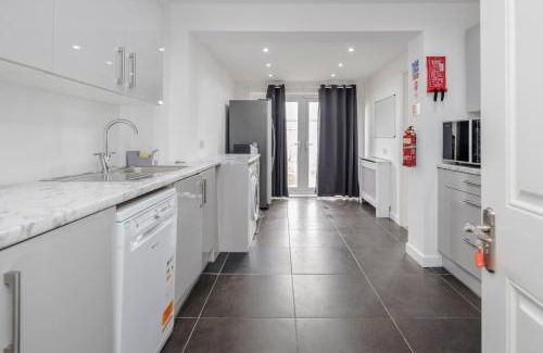 Basildon Apartment | Remaj Serviced Accommodation: Family-Friendly & Free Parking