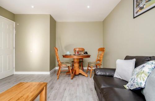 Basildon Apartment | Remaj Serviced Accommodation: Family-Friendly & Free Parking
