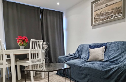 Basildon House | Inviting 5-Bed House with Kitchen in Basildon