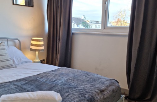 Basildon House | Inviting 5-Bed House with Kitchen in Basildon