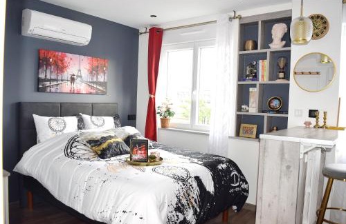 Le Kremlin-Bicetre Apartment | Inviting 1-Bed Apartment with Air Conditioning in Paris