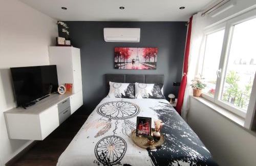 Le Kremlin-Bicetre Apartment | Inviting 1-Bed Apartment with Air Conditioning in Paris