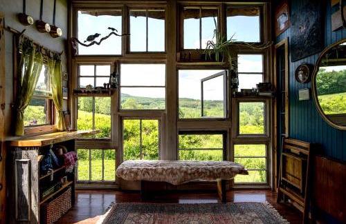 Roxbury House | Remarkable Cabin Thoughtfully Design with Sauna in New York