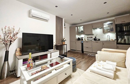Le Kremlin-Bicetre Apartment | Stylish 2-Bed Apartment with Air-Con Near Paris