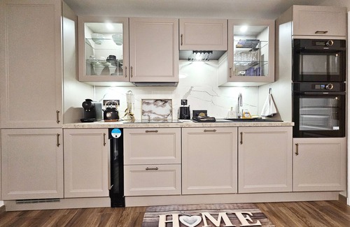 Le Kremlin-Bicetre Apartment | Stylish 2-Bed Apartment with Air-Con Near Paris