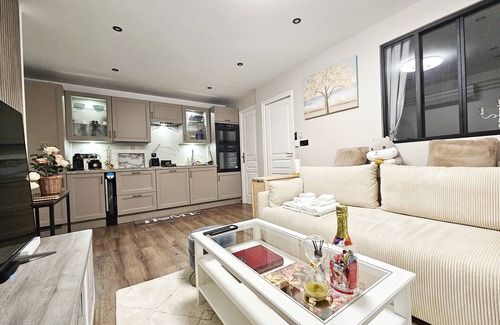 Le Kremlin-Bicetre Apartment | Stylish 2-Bed Apartment with Air-Con Near Paris