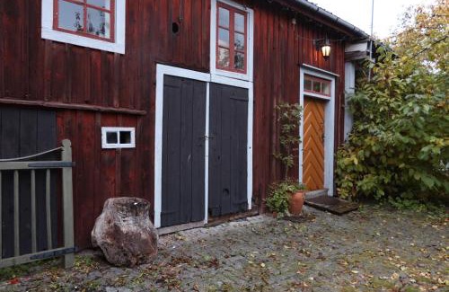 Osthammar Apartment | Inviting Harbour View Cabin with Child-Friendly Amenities