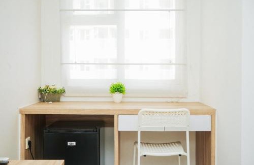 Ciputat Apartment | Cozy Studio at Baileys City Apartment with Pool Access
