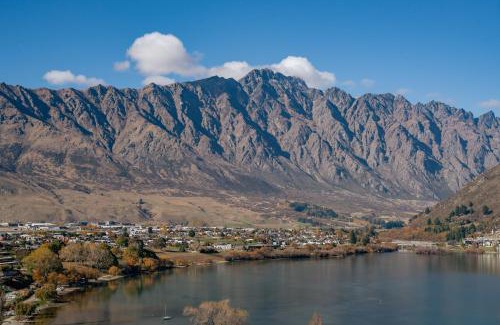 Frankton House | Scenic Escape - 4-Star Queenstown Holiday Home for Families