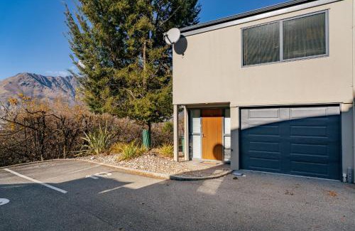 Frankton House | Scenic Escape - 4-Star Queenstown Holiday Home for Families