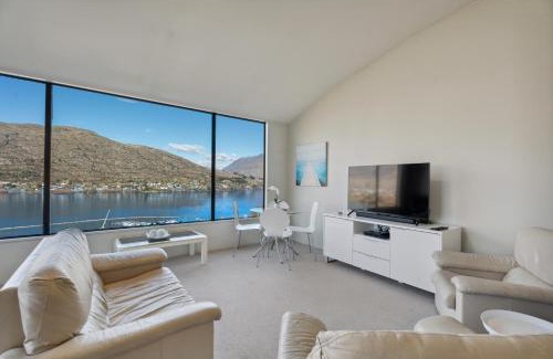 Frankton House | Scenic Escape - 4-Star Queenstown Holiday Home for Families