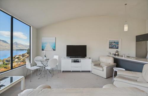 Frankton House | Scenic Escape - 4-Star Queenstown Holiday Home for Families